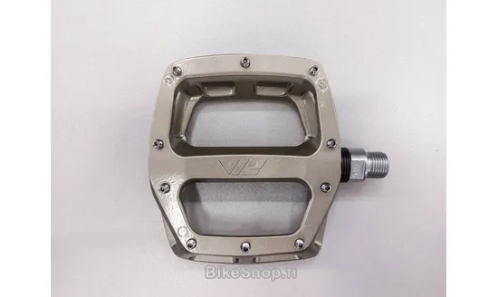 DMR V12 magnesium harmaa polkimet